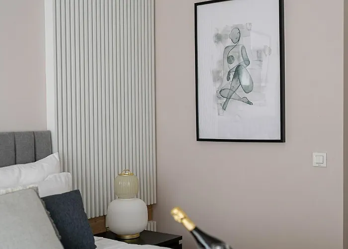 Urban 1br Loft Residences - Modern Comfort In Center Apartment