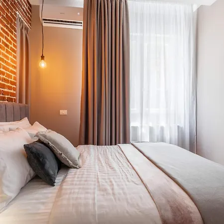 Urban 1br Loft Residences - Modern Comfort In Center Lejlighed *