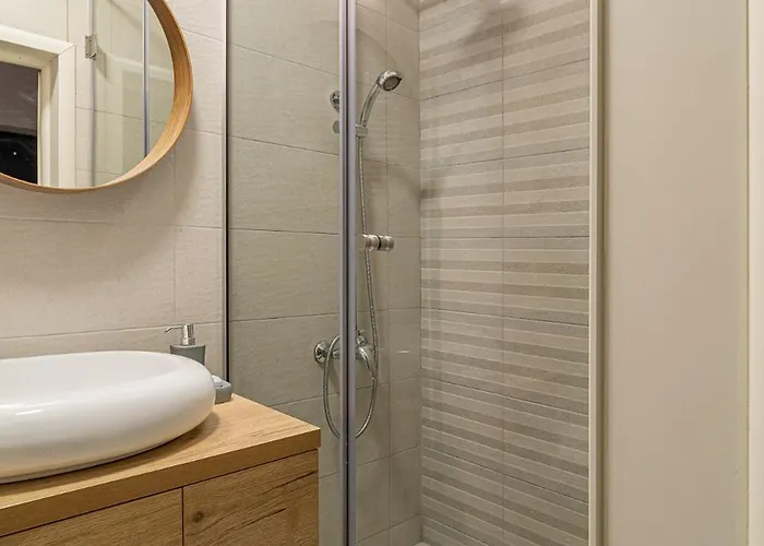 Urban 1br Loft Residences - Modern Comfort In Center Lejlighed *